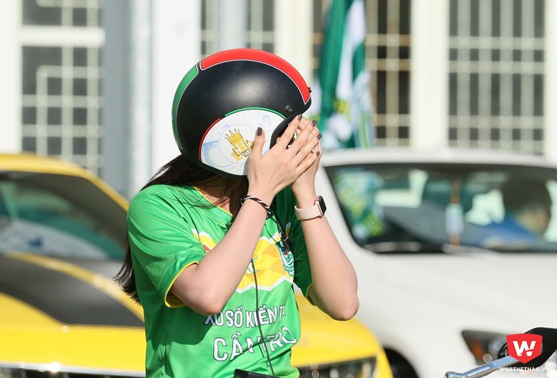 Một nữ biker không quản ngại nắng gắt để chuẩn bị cho màn diễu hành bằng xe PKL. Ảnh: Quang Thịnh.