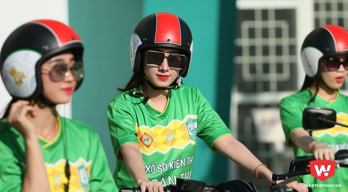 Một nữ CĐV XSKT Cần Thơ xinh đẹp trước khi lái xe vào sân. Ảnh: Quang Thịnh.