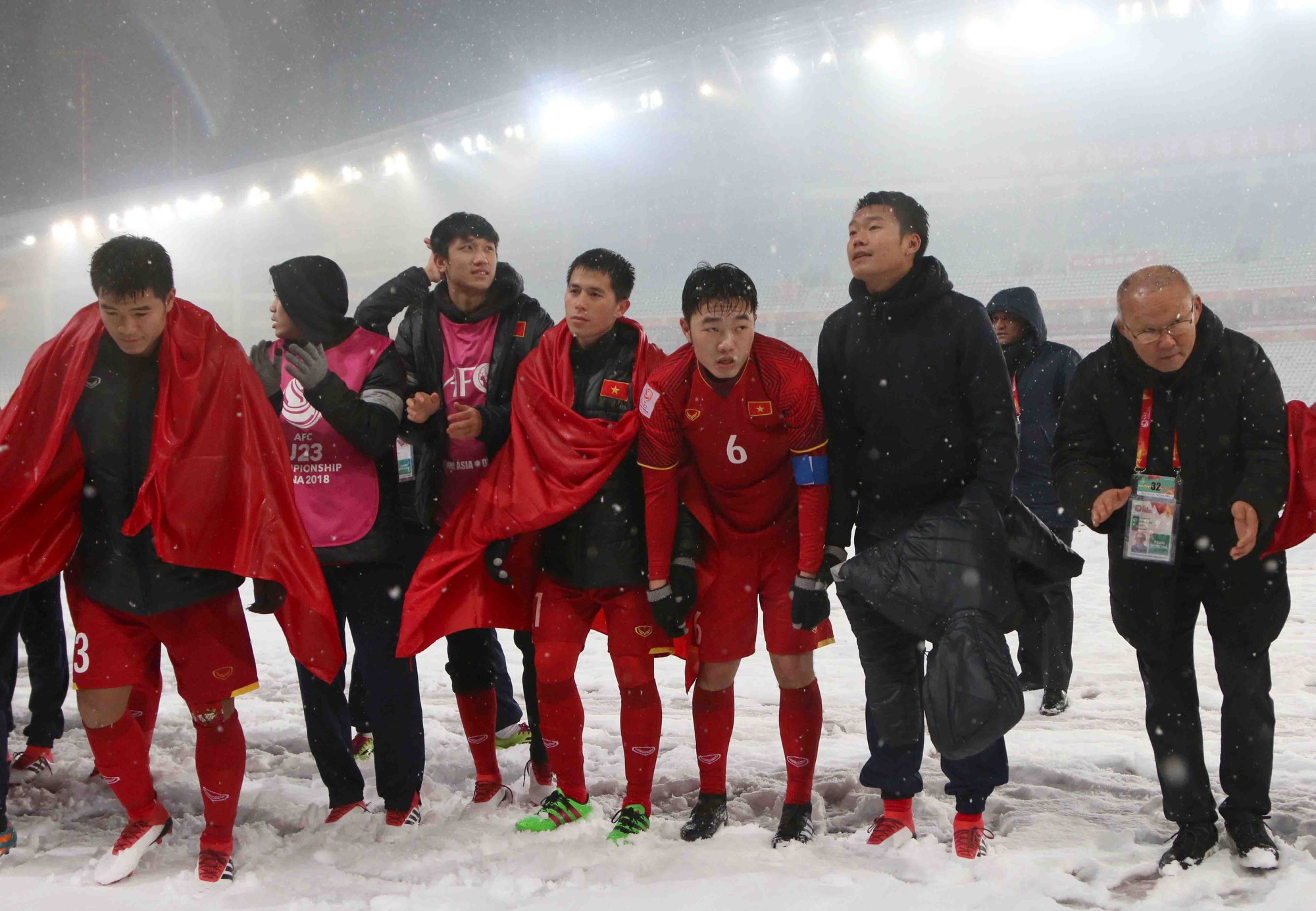 Dù thất bại 1-2 trong 120 phút trận chung kết trước U23 Uzbekistan nhưng với hàng triệu trái tim NHM bóng đá Việt Nam, U23 Việt Nam đã làm nhà vô địch không ngai. Ảnh: Anh Khoa.