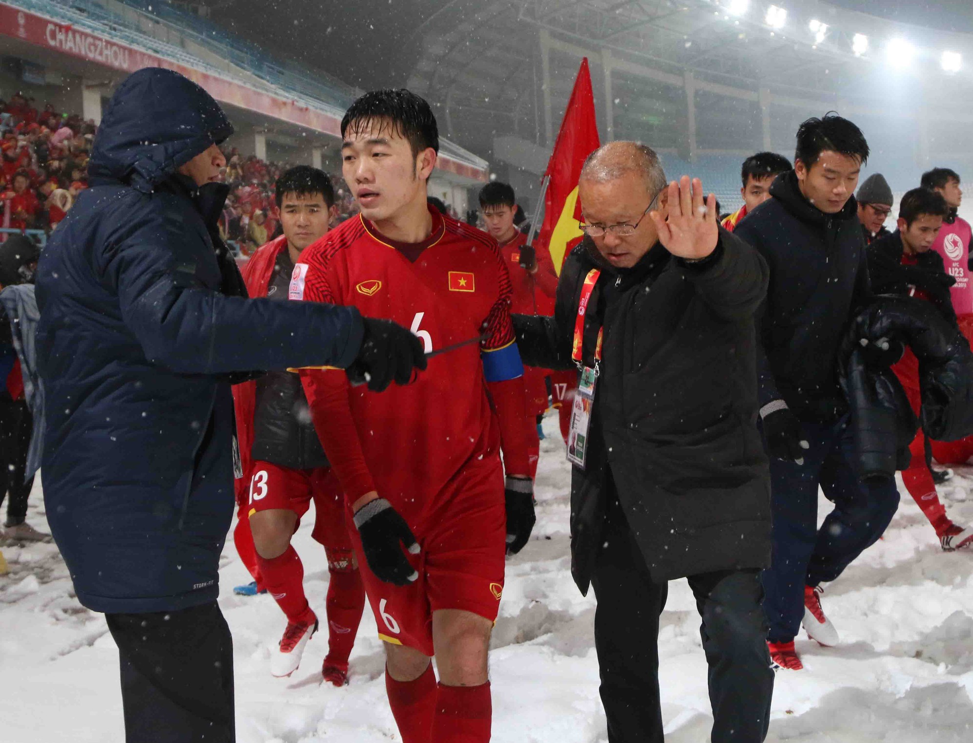 HLV Park Hang Seo dẫn các học trò đi cám ơn CĐV. Chiến lược gia người Hàn Quốc đã làm rạng danh bóng đá Việt Nam sau 3 tháng cầm quân. Ảnh: Anh Khoa.