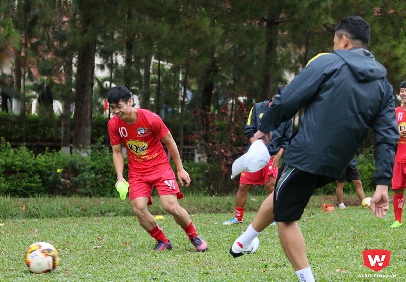 Công Phượng đang chơi bóng tại V.League để có thể phục vụ cho mục đích SEA Games của bầu Đức. Ảnh: Quang Thịnh.