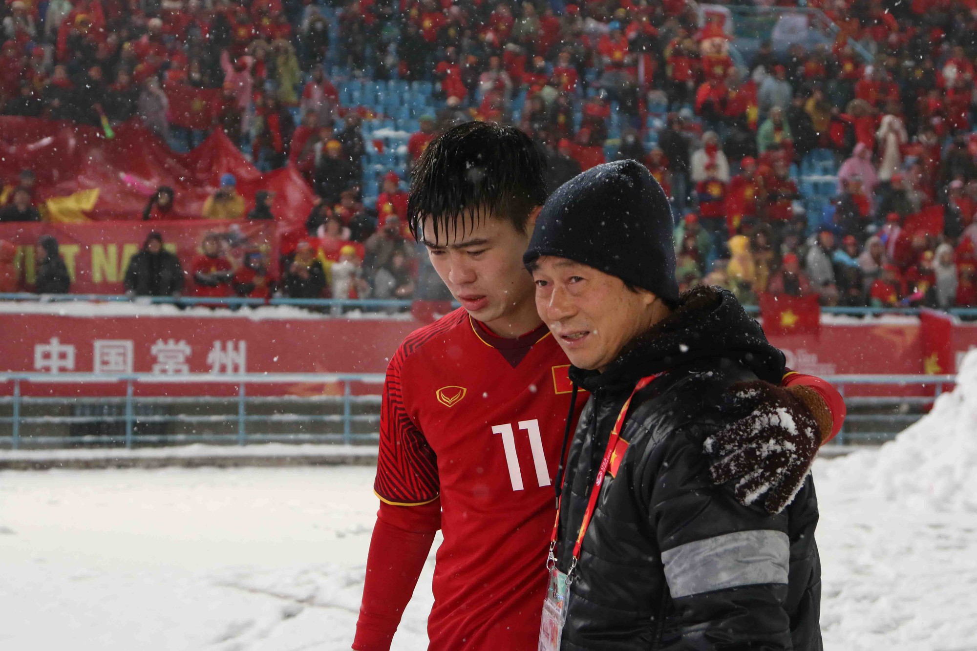 Trung vệ Duy Mạnh sụt sùi vì tiếc nuối. U23 Việt Nam ngẫng cao đầu rời giải khi bất ngờ lọt vào đến trận chung kết. Ảnh: Anh Khoa.