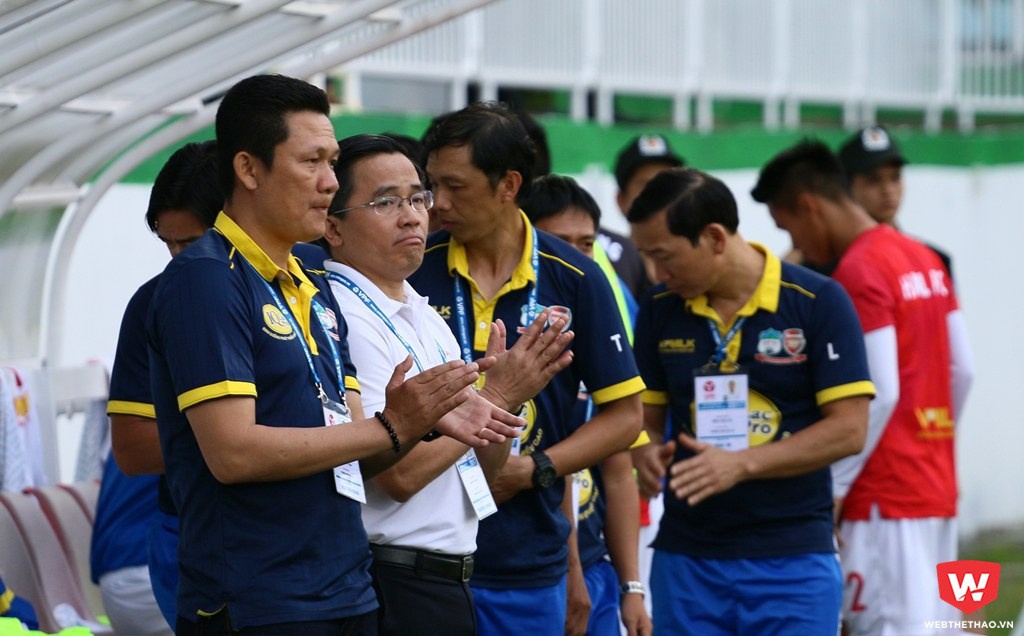 Trưởng đoàn Tấn Anh (áo trắng) bất bình vì Ban kỷ luật im lặng về hành vi bạo lực của cầu thủ Hà Nội FC. Ảnh: Quang Thịnh.