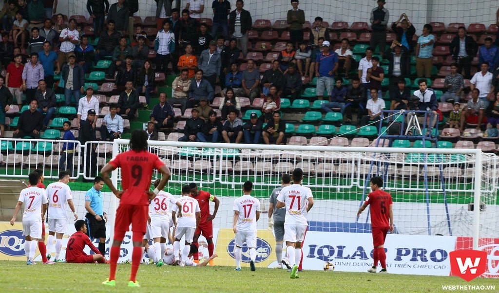 Nằm gục trên sân, Đông Triều khiến các đồng đội và khán giả Pleiku vô cùng lo lắng bởi máu lấm lem trên người tiền vệ mang áo số 5. Ảnh: Quang Thịnh.
