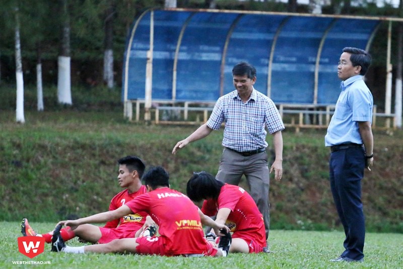Ban lãnh đạo HAGL động viên cầu thủ trước tình hình khó khăn ở trận đấu gặp Quảng Nam. Ảnh: Quang Thịnh.