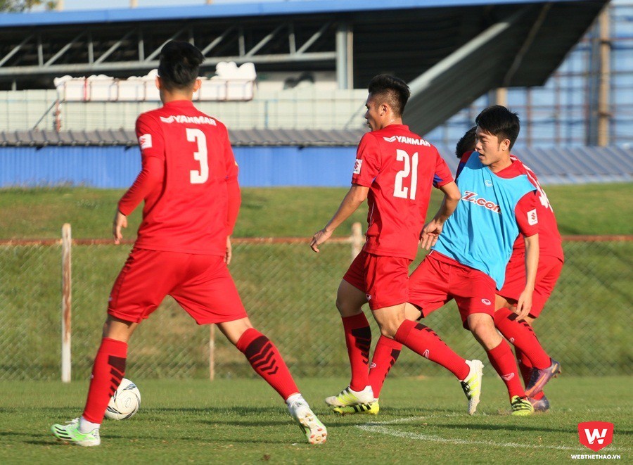 Xuân Trường (áo xanh) được chỉ định trả lời phỏng vấn cũng là người được chỉ định mang chiếc băng đội trưởng U23 Việt Nam. Ảnh: Quang Thịnh.