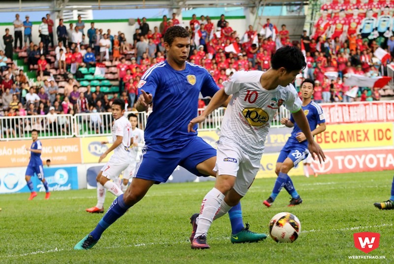 Thiago (áo xanh) sẽ vắng mặt trong trận làm khách trên sân của Sài Gòn FC vì lãnh đủ 3 thẻ vàng. Ảnh: Quang Thịnh.
