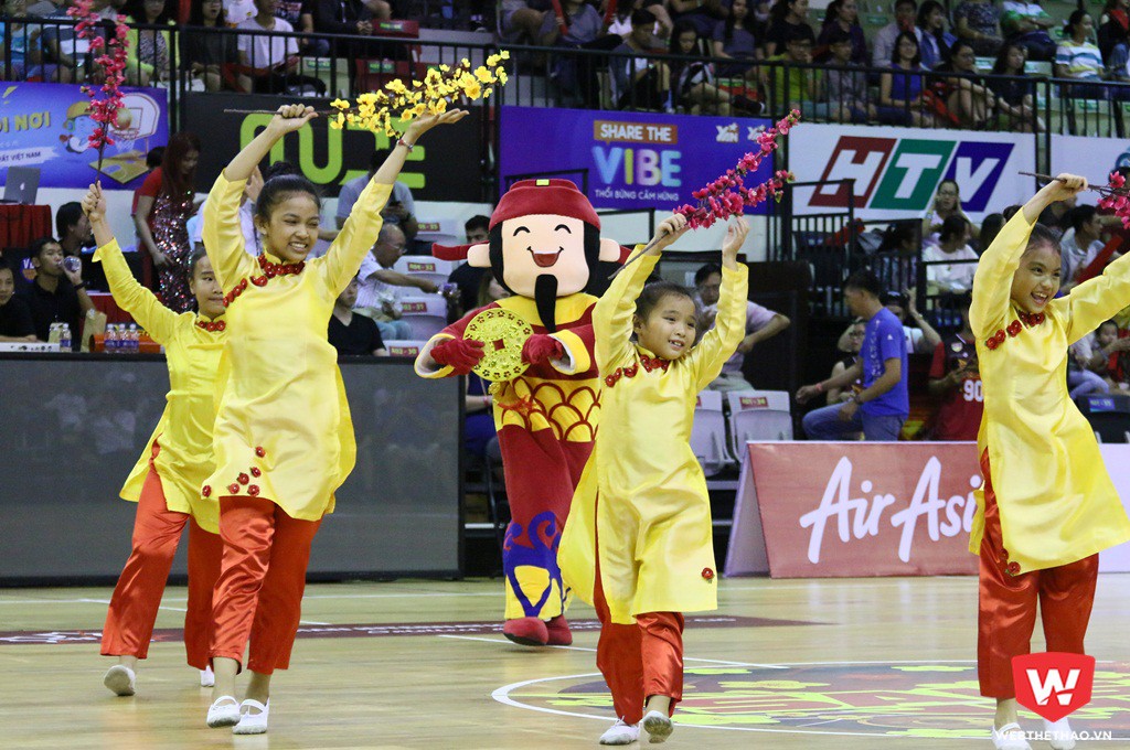 Phía trong nhà thi đấu CIS Arena là vũ điệu tươi tắn, màu sắc hài hòa bởi sự kết hợp của các em nhỏ cùng màn thể hiện của những cô gái Saigon Hotgirls. Ảnh: Quang Thịnh.