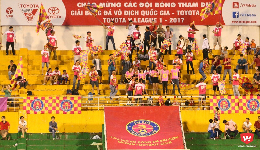 Mặt trận của CLB Sài Gòn không chỉ là ở dưới sân mà còn trên khán đài, đó là khán giả. Chiếc ghế chủ tịch của CLB hiện vẫn còn đang trống trải, đầy áp lực trước bước tiến của CLB TP.HCM. Ảnh: Quang Thịnh.