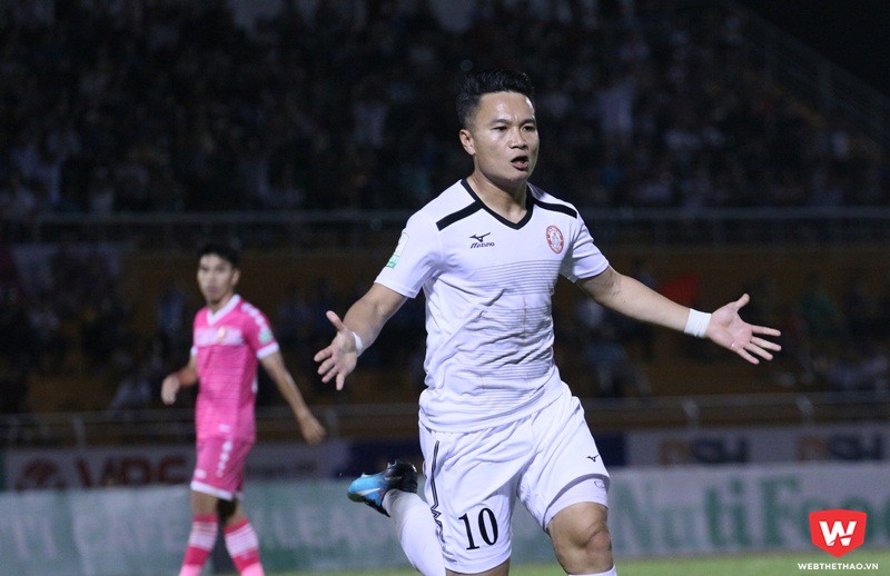 Phi Sơn có bàn thắng đầu tiên của mình tại V.League 2018 cho CLB TP.HCM. Ảnh: Quang Thịnh.