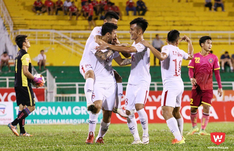 CLB.TPHCM (áo trắng) thắng trận derby đầu tiên trước CLB Sài Gòn ở trận lượt đi. Ảnh: Quang Thịnh.
