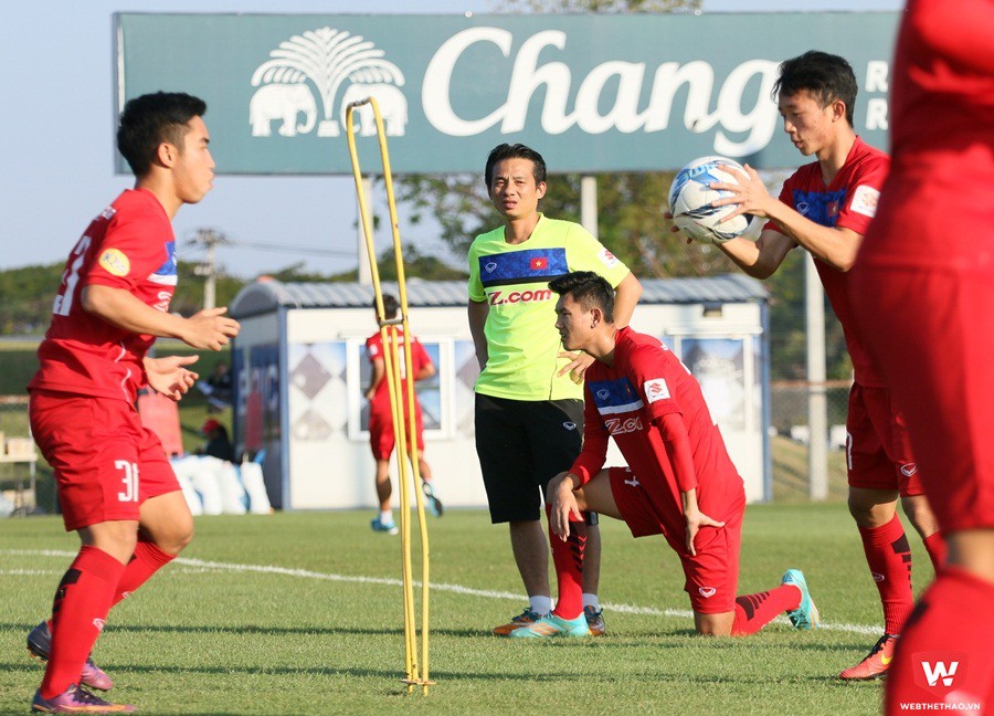 Phan Văn Long, tác giả bàn thắng nâng tỷ số lên 3-0 trong trận thắng U23 Myanmar cũng được tập nhẹ do đau cơ nhưng sẽ sớm trở lại trong trận gặp U23 Uzbekistan vào ngày 13/12/2017. Ảnh: Quang Thịnh.