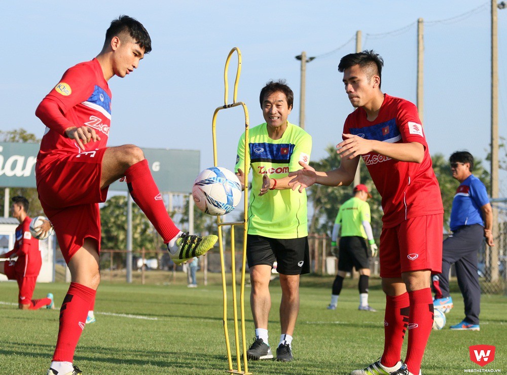 Chiều 10/12, U23 Việt Nam ra sân tập luyện sau chiến thắng 4-0 trước U23 Myanmar. Những cầu thủ không hoặc chơi ít phút ở trận đấu đó được tập với giáo án riêng, trong khi đội hình chính nhả khối lượng và hồi phục thể lực. Ảnh: Quang Thịnh.