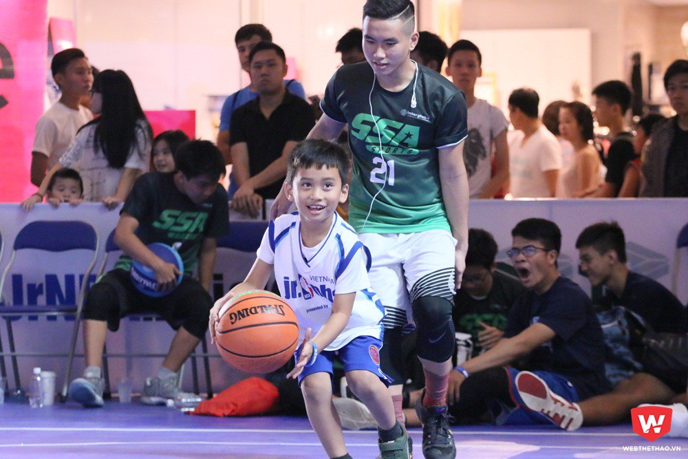Hội trại Junior NBA miễn phí diễn ra hàng năm tại Việt Nam thu hút rất nhiều trẻ em yêu thích bóng rổ tham dự. Trong ảnh là một VĐV nhỏ tuổi đang tập dẫn bóng tại Hội trại toàn quốc 2017. Ảnh: Quang Thịnh.