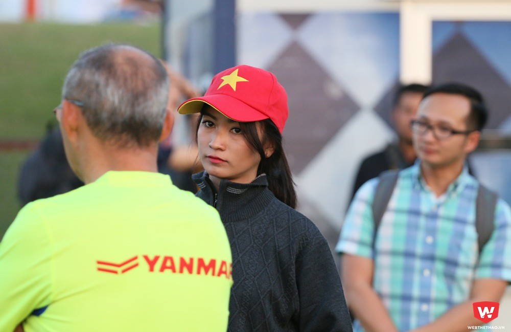 Cô gái dẫn đoàn của U23 Việt Nam được giao nhiệm vụ đặt hạng pizza. Natcha có khuôn mặt xinh xắn, thường dẫn khách du lịch Thái Lan đến Việt Nam nên từ đó có duyên tham dự giải M150 Cup. Ảnh: Quang Thịnh.