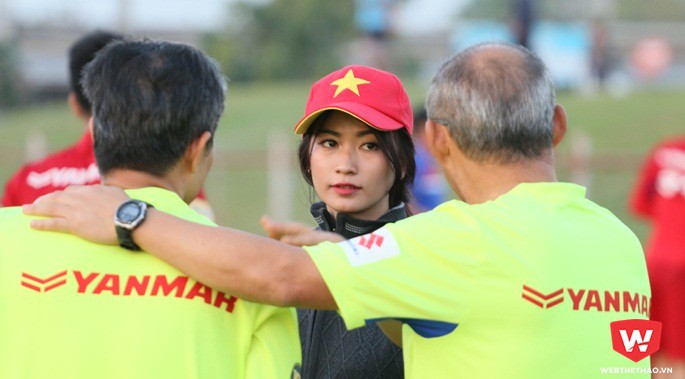 Natcha là một trong hai người dẫn đoàn của U23 Việt Nam. Cô gái thân thiện và rất được lòng của các tuyển thủ cũng như ban huấn luyện trong công tác hậu cần. Ảnh: Quang Thịnh.