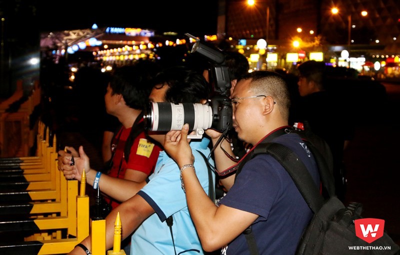...và phóng viên ra đón ngôi sao một thời của CLB Barca. Ảnh: Quang Thịnh.