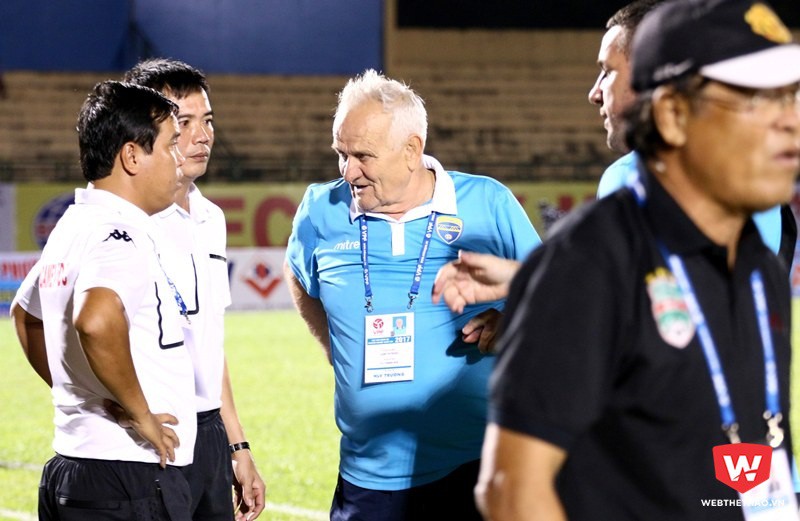 HLV Ljupko Petrovic (giữa) cùng HLV Trần Bình Sự là hai HLV lớn tuổi nhất V.League 2017. Ảnh: Quang Thịnh.