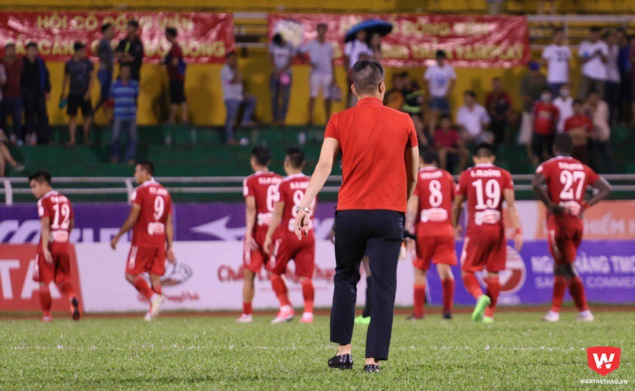 Quyền chủ tịch Lê Công Vinh quyết tâm cùng đội bóng thi đấu để không phụ lòng khán giả. Ảnh: Quang Thịnh.