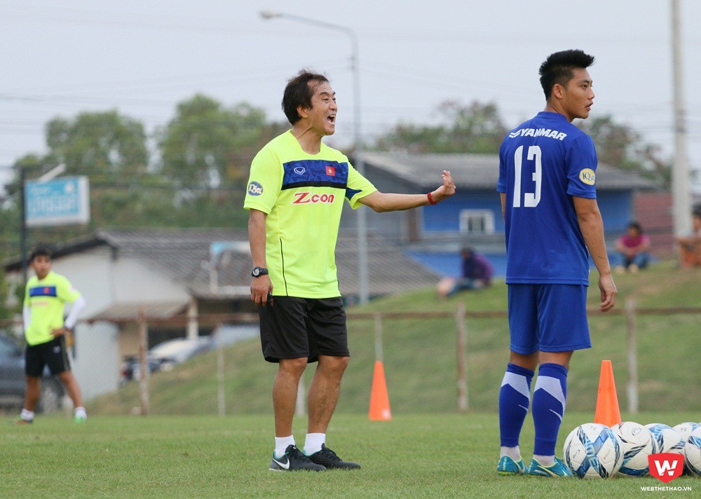 Trợ lý Lee Young Jin chưa hài lòng với các pha dứt điểm ra ngoài trong các buổi tập của U23 Việt Nam. Ảnh: Quang Thịnh.