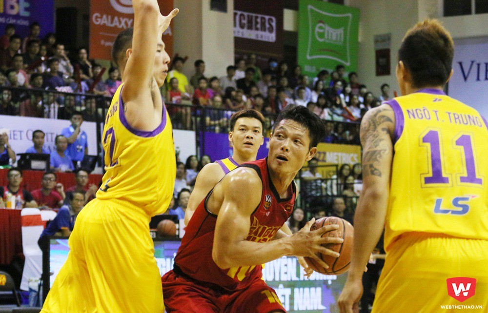 Độc cô cầu bại Nguyễn Văn Hùng trong màu áo Saigon Heat ở VBA 2016, đó là bước đệm đưa anh lên tuyển Việt Nam. Ảnh: Quang Thịnh.