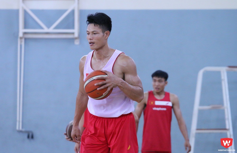 Không có ''Hùng cá trê'' trong đội hình, Nguyễn Văn Hùng ''độc cô cầu bại'' là trung phong duy nhất của tuyển bóng rổ Nam Việt Nam. Ảnh: Quang Thịnh.