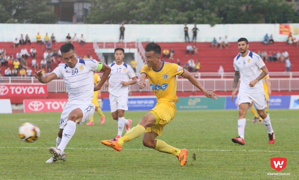 Cầu thủ hai đội Thanh Hóa (áo vàng) và CLB TP.HCM đều không chuyển hóa cơ hội thành bàn thắng. Ảnh: Quang Thịnh.
