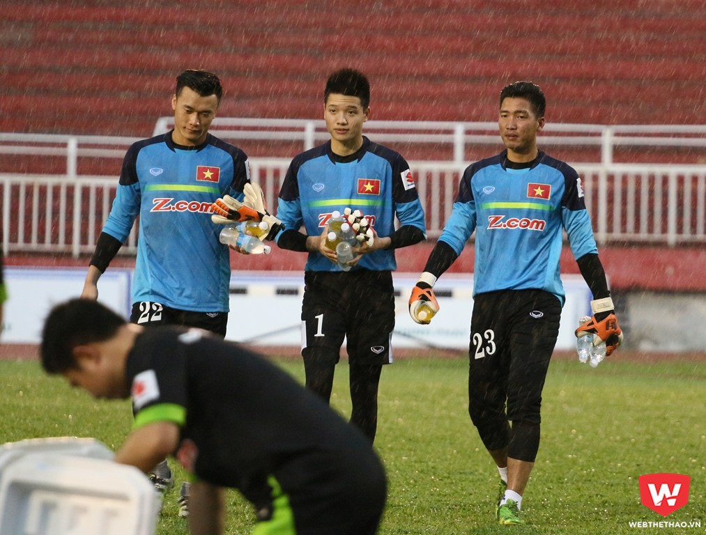 Mưa càng ngày càng to khiến buổi tập của U.23 Việt Nam kết thúc sớm sau một hiệp đá đối kháng. 3 thủ môn của đội tự tập với nhau do HLV thủ môn Võ Văn Hạnh vắng mặt. Ảnh: Quang Thịnh.