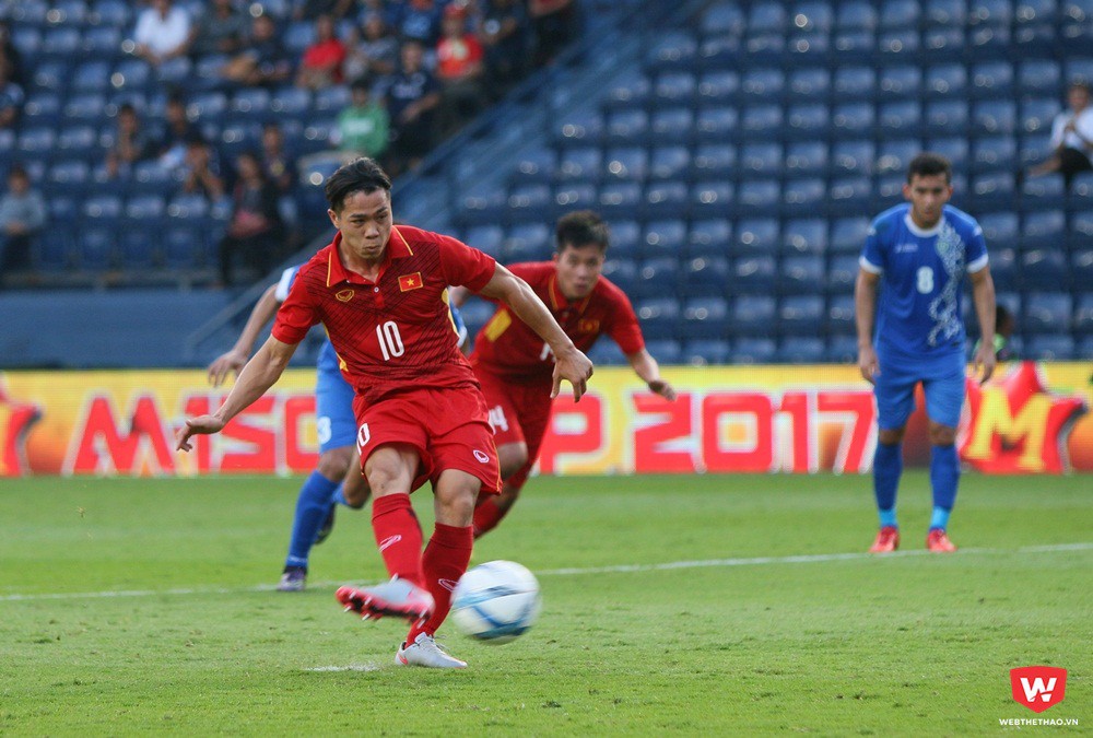 Công Phượng ghi bàn thắng gỡ hòa 1-1 cho U23 Việt Nam trên chấm phạt đền. Ảnh: Quang Thịnh.