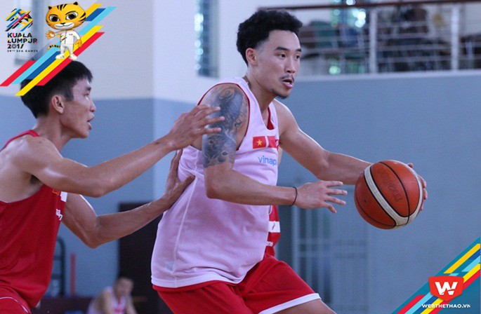 Tâm Đinh (áo trắng) là một trong ba cầu thủ Việt kiều sẽ khoác áo tuyển bóng rổ Nam Việt Nam dự SEA Games 29. Ảnh: Quang Thịnh.