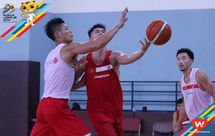 Không còn khoảng cách, tất cả VĐV đều nỗ lực tập luyện chăm chỉ để thay đổi bộ mặt bóng rổ Việt Nam ở đấu trường quốc tế. Ảnh: Quang Thịnh.