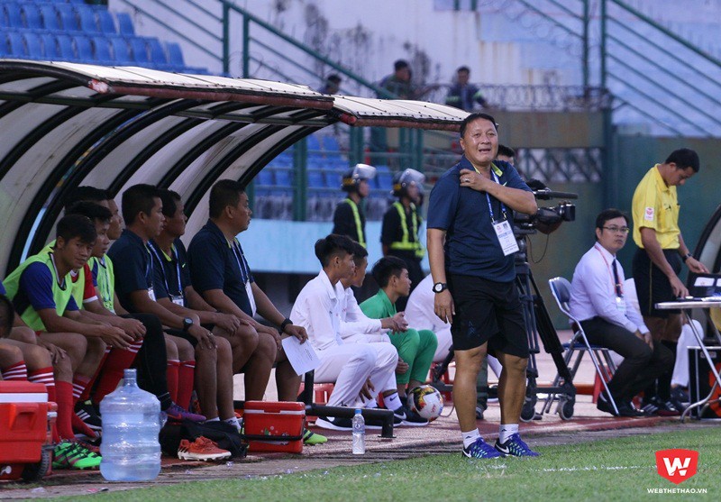 HLV Bùi Đoàn Quang Huy trong trận đấu giữa Bình Định với Bình Dương. Hai đội bóng có mối giao hảo khá tốt. Ảnh: Quang Thịnh.