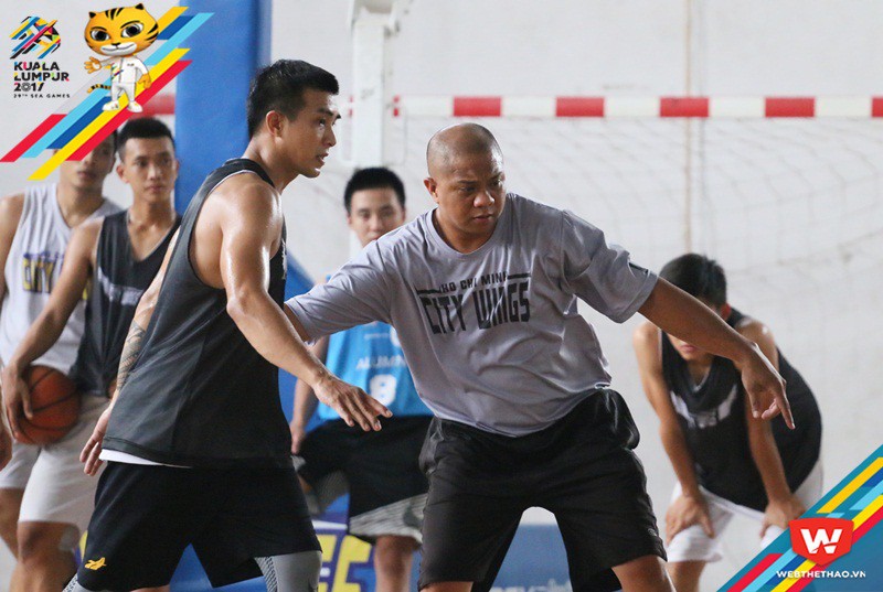 HLV Ricky Magallanes đang tích cực cho các học trò tập luyện trước ngày giáp mặt tuyển bóng rổ Nam Việt Nam dự SEA Games 29. Ảnh: Quang Thịnh.