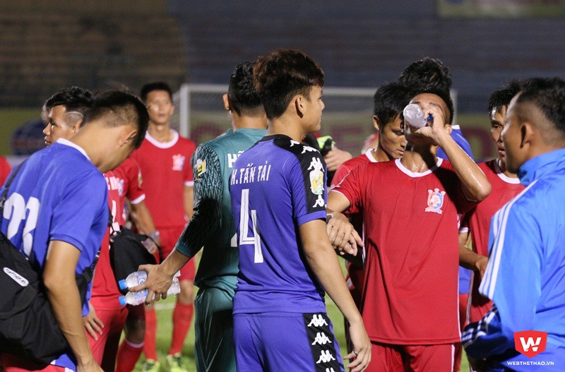 Hồ Tấn Tài (giữa) quấn quýt với đội bóng cũ sau khi trận đấu kết thúc. Ảnh: Quang Thịnh.