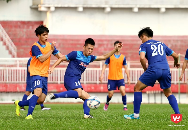 Đình Trọng thường chơi vị trí trung vệ nhưng lại đang đá hậu vệ phải ở U20 Việt Nam. Ảnh: Quang Thịnh.