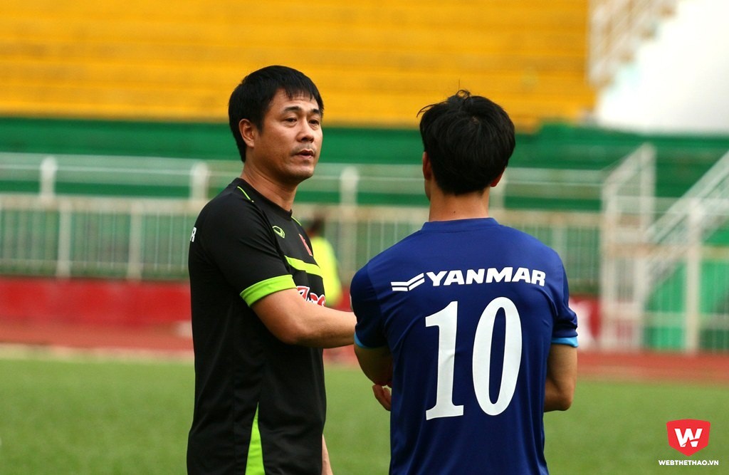 HLV Hữu Thắng (trái) đang nói chuyện riêng với Công Phượng sau buổi tập. Ảnh: Quang Thịnh.