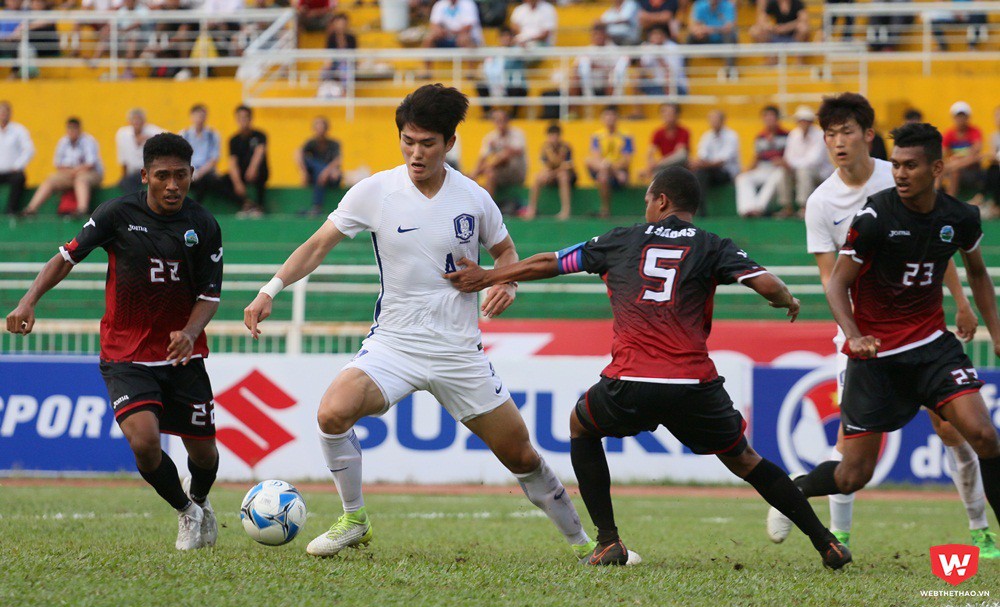 U22 Hàn Quốc vị vây ráp quá chặt trong vòng 16m50 của U22 Timor Leste khiến vô số cơ hội trôi qua. Ảnh: Quang Thịnh.