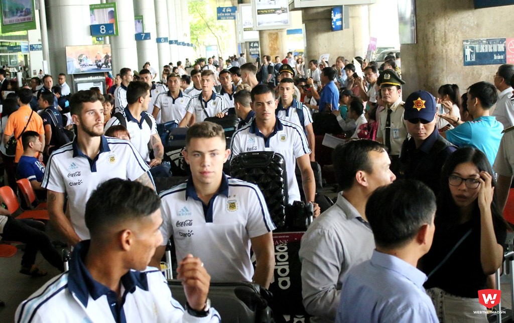 U20 Argentina di chuyển hơn 24 tiếng đồng hồ từ sân bay tại Buenos Aries. Chính vì vậy mà đội sẽ nghỉ ngơi vào buổi chiều tại khách sân Grand trước khi có 2 buổi tập trên sân Thống Nhất vào ngày hôm sau. Ảnh: Quang Thịnh.