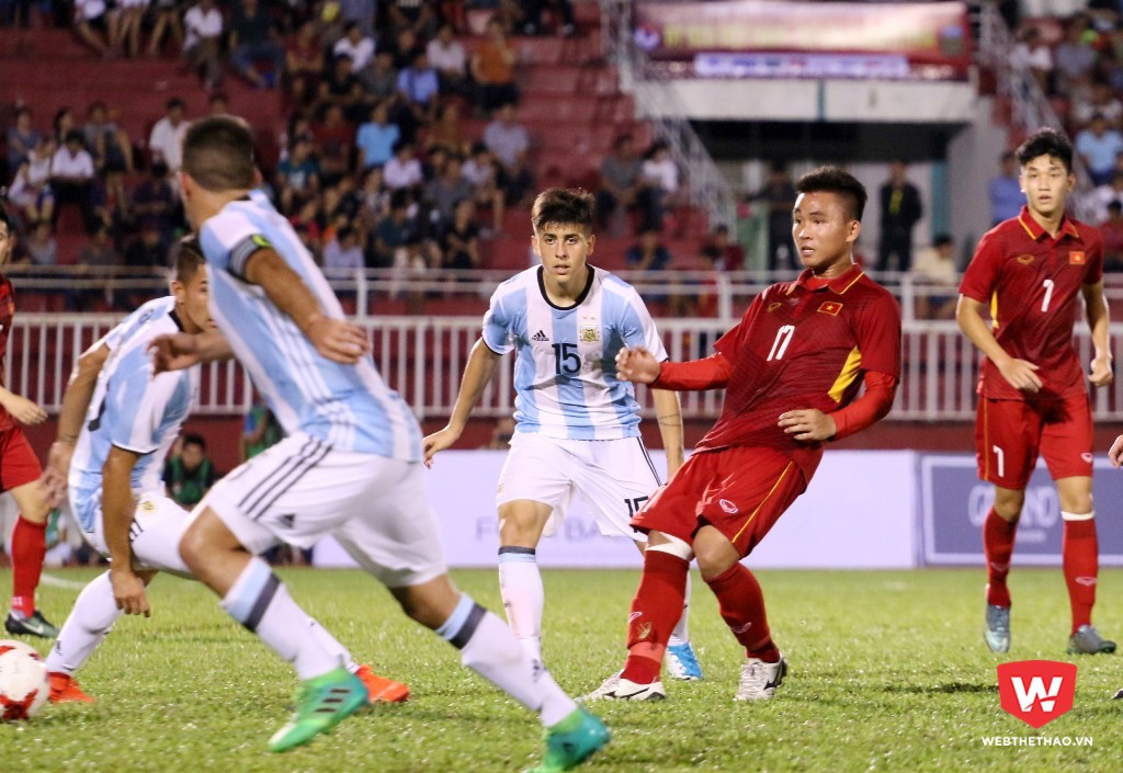 Trần Thành nhiều khả năng sẽ đá ở vị trí hộ công như cách anh đã chuyền cho Đức Chinh ghi bàn vào lưới U20 Argentina. Ảnh: Quang Thịnh.