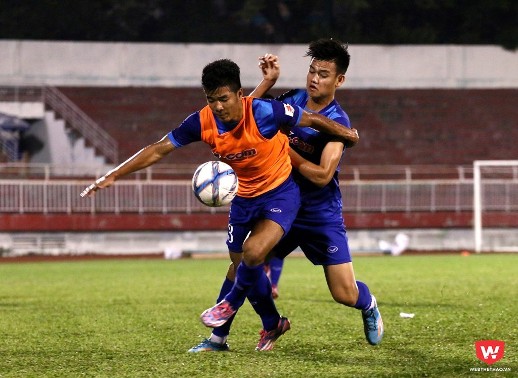 Đáng chú ý là chân sút của U.19 Việt Nam vừa lập hattrick trong chiến thắng 6-1 của đội nhà trước FICO Tây Ninh một ngày trước đó. Đức Chinh có mặt đúng lúc Tuấn Tài vắng mặt do bị sốt. Ảnh: Quang Thịnh.