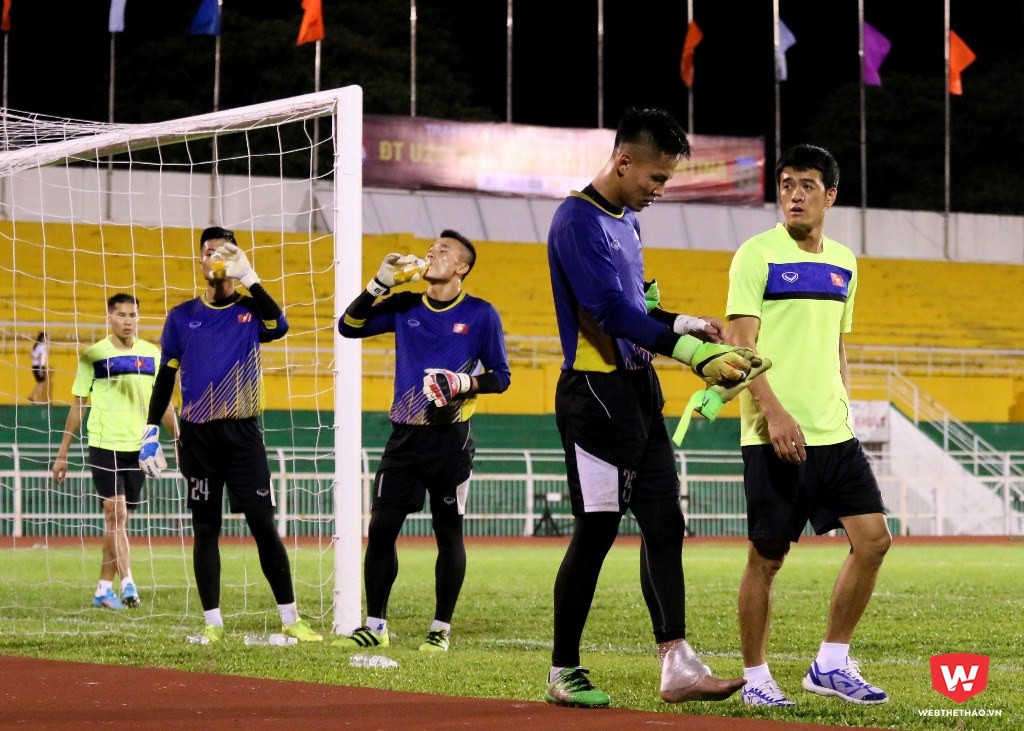 Buổi tập đầu tiên của U20 Việt Nam ghi nhận thêm một trường hợp chấn thương là thủ môn Sỹ Huy. Anh bị bóng đập vào mắt cá khi cản bóng dẫn đến bong gân mức độ nhẹ, phải chườm đá. Ảnh: Quang Thịnh.