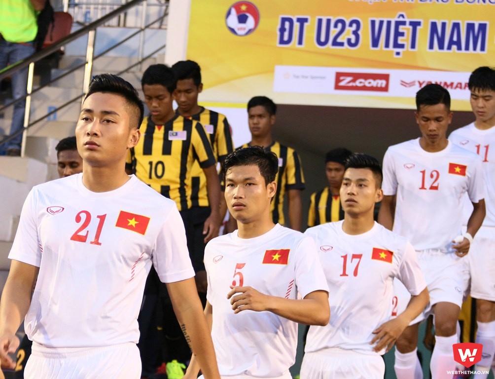 7 trong số 9 cầu thủ HA.GL ra sân trong trận thắng 3-0 trước U.23 Malaysia. Trong ảnh là Đông Triều (5), Văn Thanh (17) và A Hoàng (12). Ảnh: Quang Thịnh.