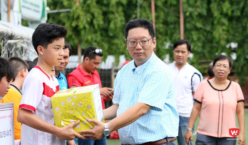 Ông Lã Minh Châu - đại diện công ty Sport 24h và WebTheThao trao giải nhì cho đội hạng Nhì THCS Nguyễn Văn Tố. Ảnh: Quang Thịnh.