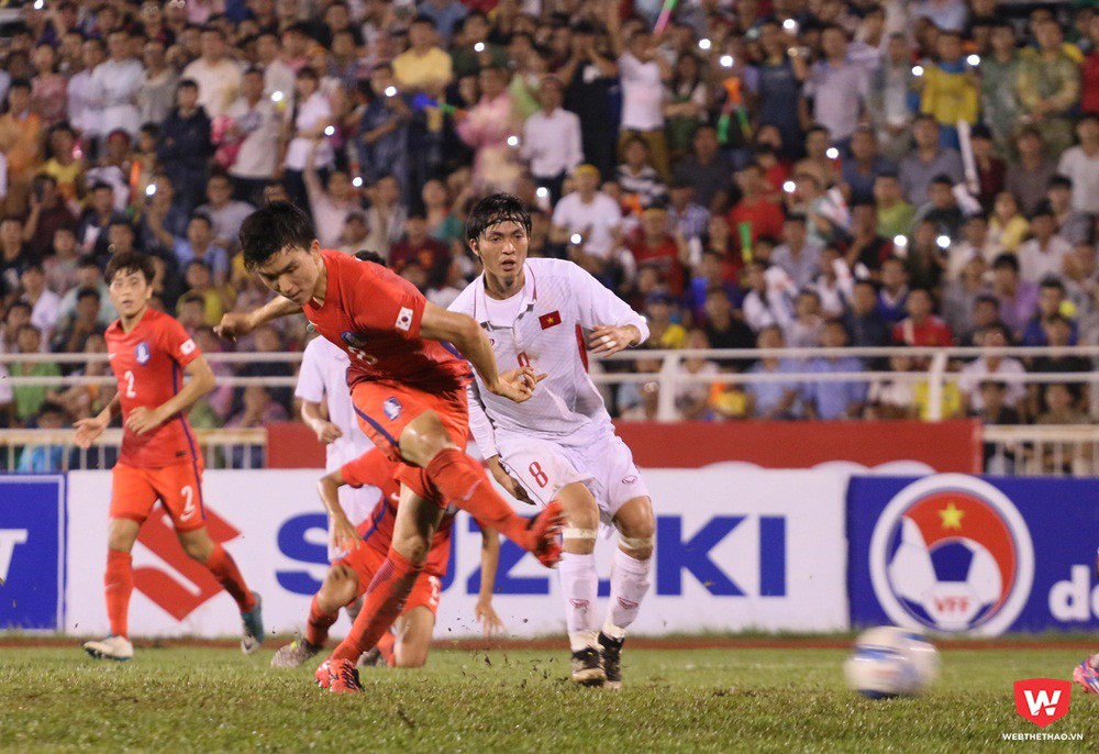 Tình huống dẫn đến bàn thua thứ 2 của U22 Việt Nam. Tiền đạo đối phương trống trải dứt điểm thoải mái. Ảnh: Quang Thịnh.