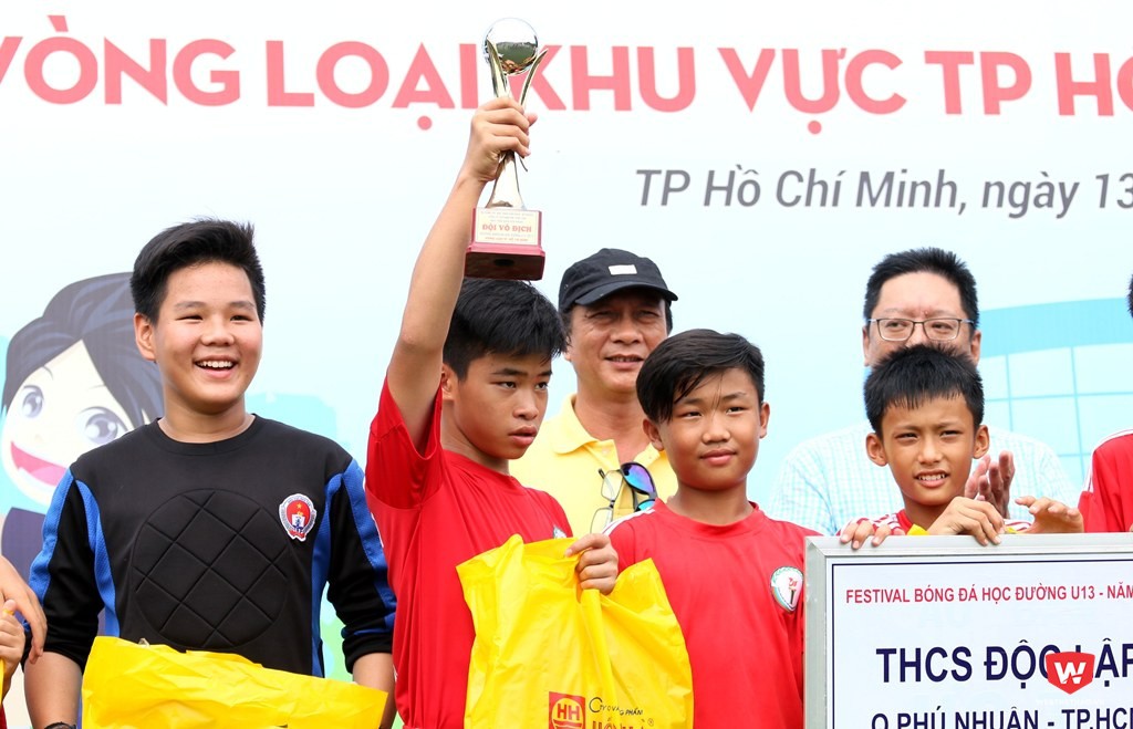 Niềm vui của ''Casillas'' Gia Bảo (áo đen) và đồng đội khi giành giải nhất U13 bóng đá học đường KV TPHCM. Ảnh: Quang Thịnh.