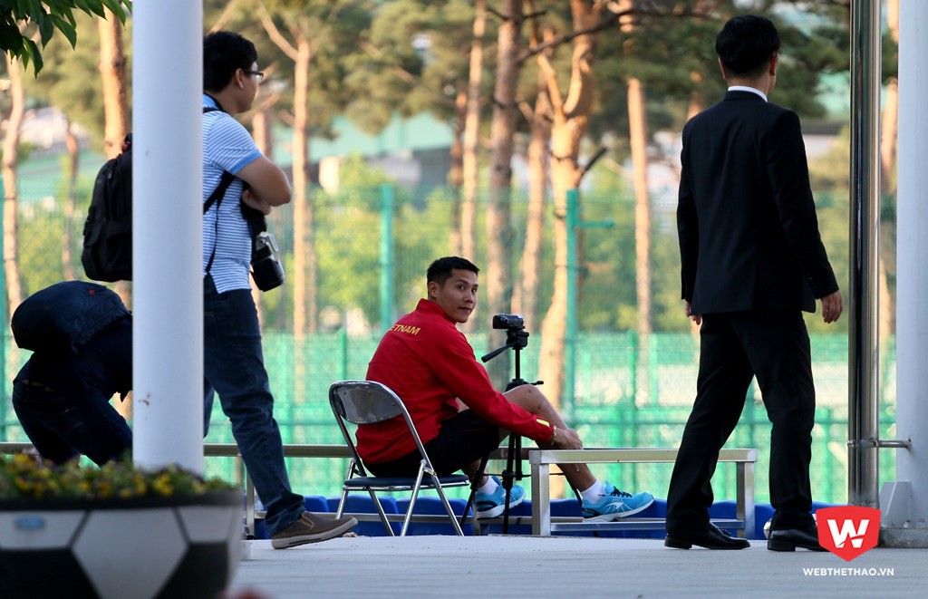 HLV Hoàng Anh Tuấn bắt đầu cho ghi hình buổi đá đối kháng từ khi đội đến Cheonan. Ảnh: Quang Thịnh.