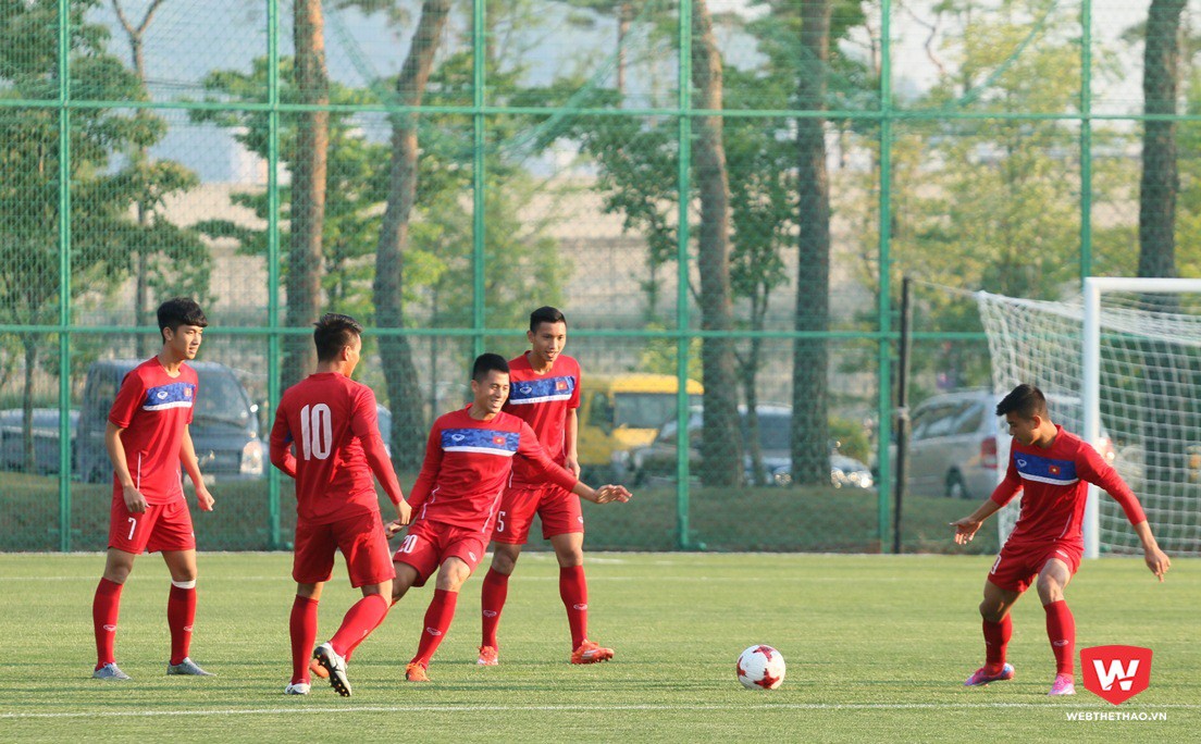 Buổi tập đầu tiên của U20 Việt Nam tại Cheonan với đầy đủ lực lượng 21 cầu thủ. Ảnh: Quang Thịnh.