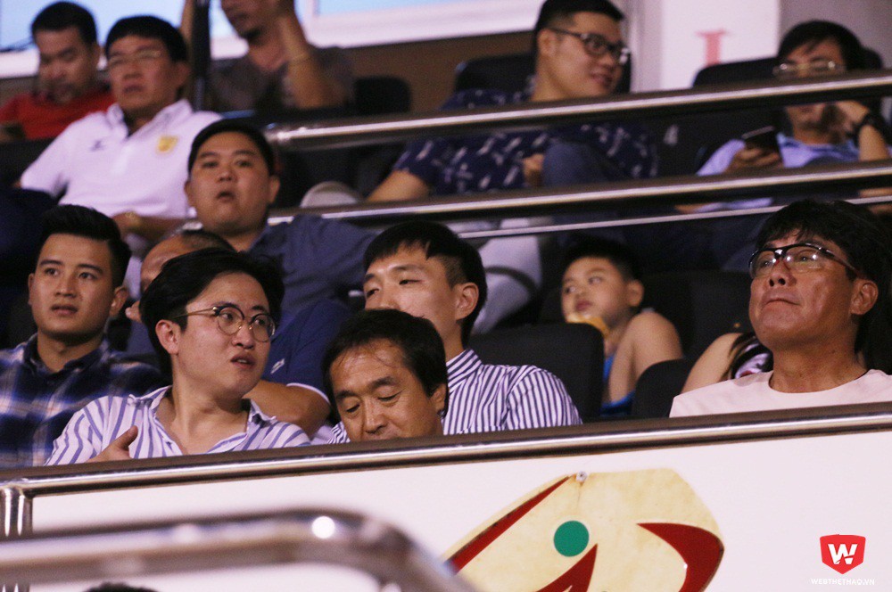 Ông Lee Young Jin liên tục ghi chép các cầu thủ nổi bật khi trận derby bóng đá TP.HCM đang diễn ra. Ảnh: Quang Thịnh.