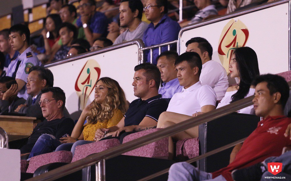 Thiago (áo đen, giữa) ngồi cùng quyền chủ tịch Công Vinh. Ảnh: Quang Thịnh.