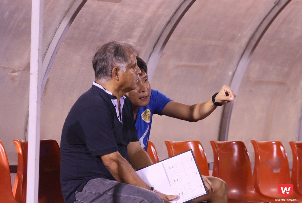 HLV Alain Fiard và trợ lý ngôn ngữ ngồi lại ngoài sân để nói chuyện rất lâu sau trận đấu. Ảnh: Quang Thịnh.